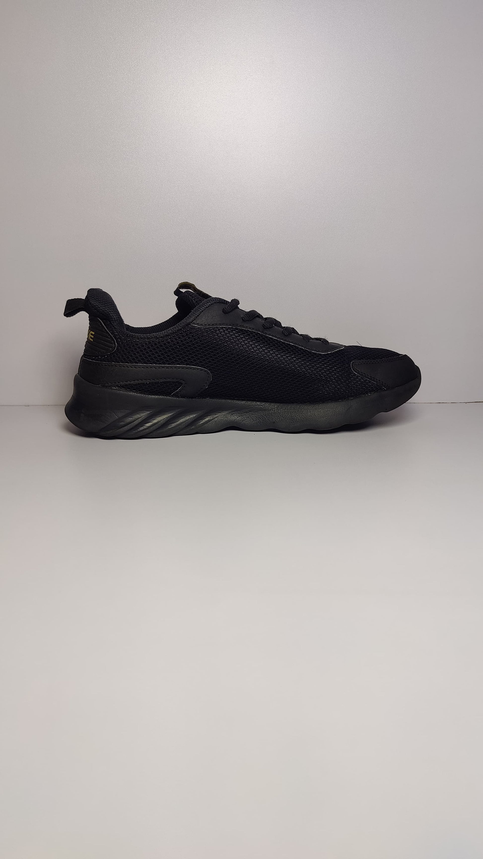 ERKE Hongxing Running Shoes – Black/Gold (Low-Top)