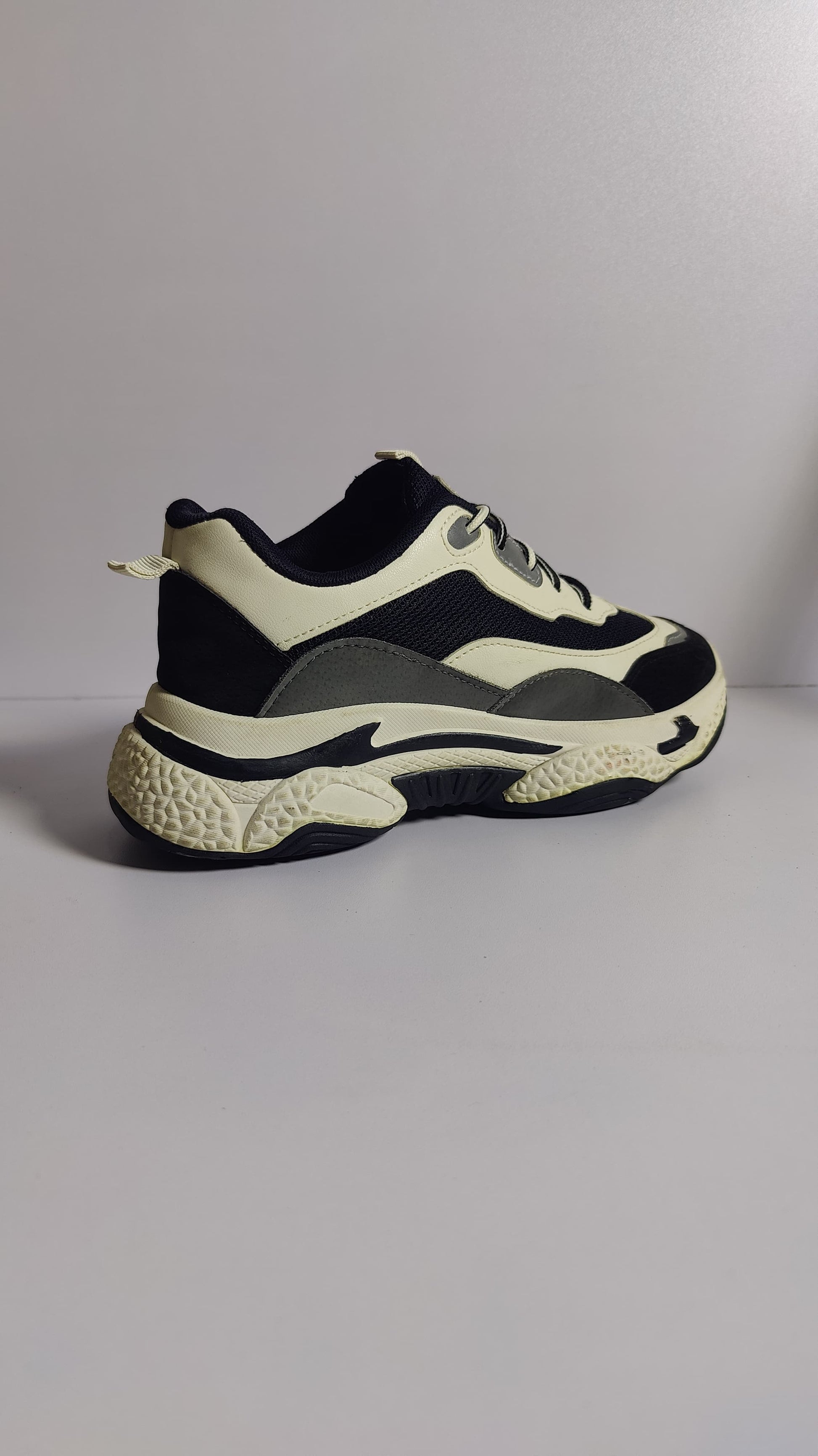 Black & White Low-Top Shoes